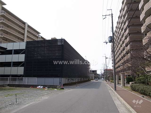 敷地北側の前面道路。敷地北側にはマンション、南側には一戸建てが立ち並んでいます。