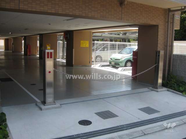 駐車場出入り口（ロボットゲート付き）