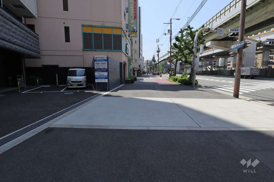 敷地西側の前面道路