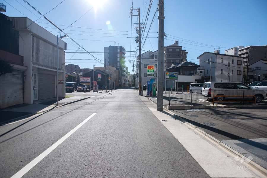 敷地東側の前面道路（北側から）