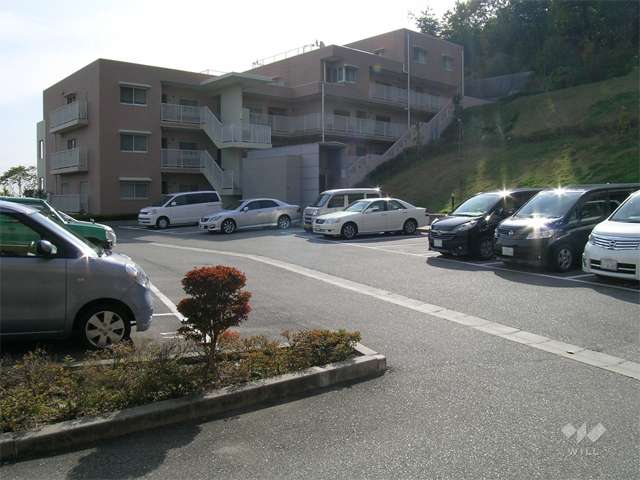 平面式の敷地内駐車場（奥に見えているのが3番館）