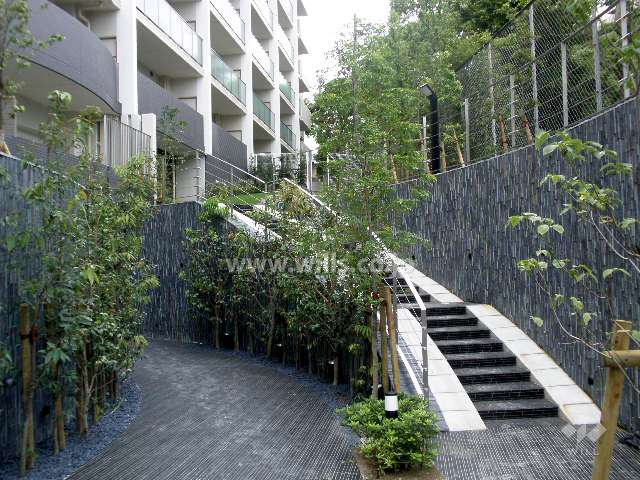 エントランス横にある駐輪場へのアプローチ（駐輪場は屋内にあります。）