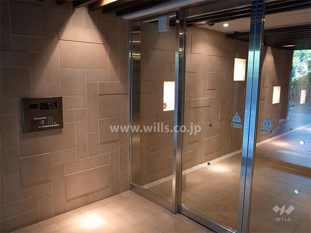 エントランスはオートロック付きです。