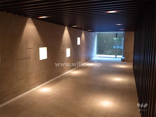 エントランスホール突き当たりのスペースは、苔で壁面緑化されています。