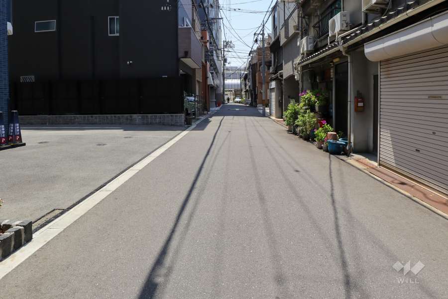 敷地西側の前面道路（北側から）