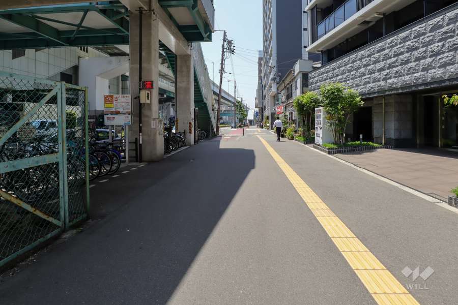 敷地東側の前面道路（北側から）