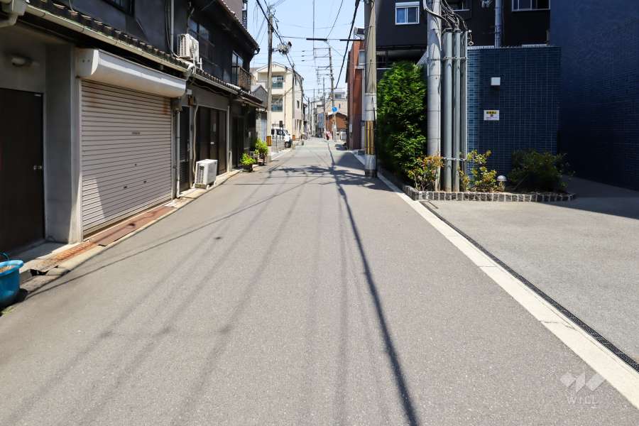 敷地西側の前面道路（南側から）