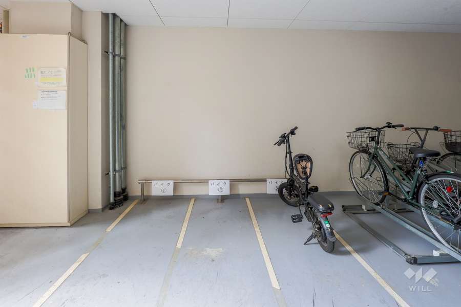 屋内に設けられたバイク置場