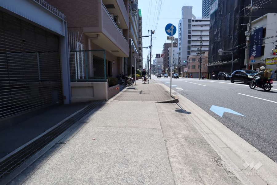 敷地西側の前面道路