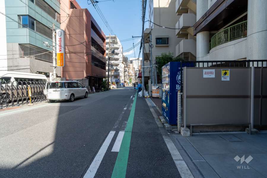 敷地南側の前面道路（西側から）