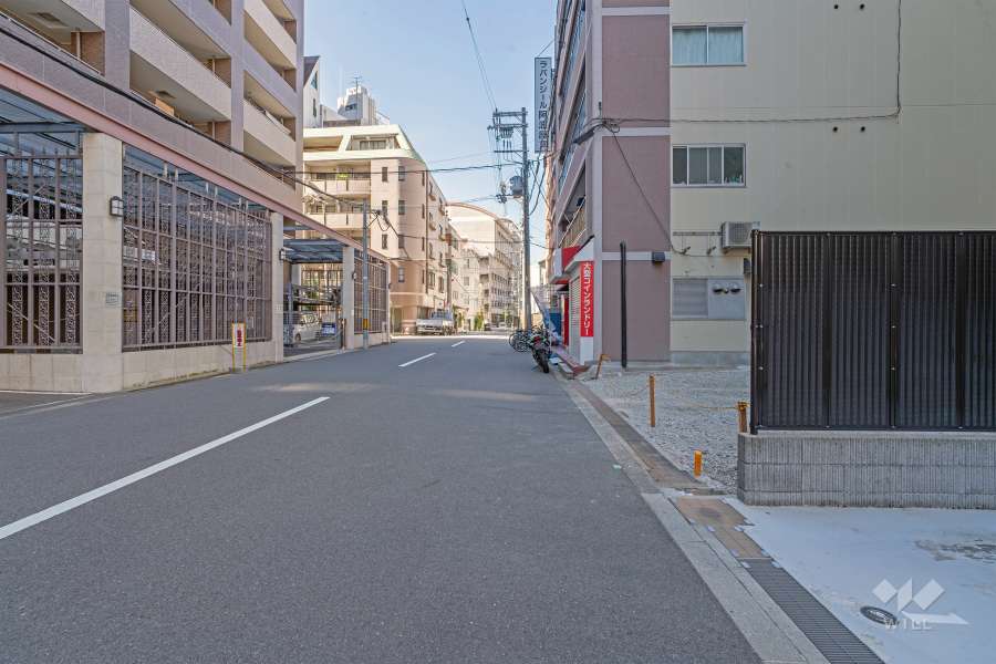 敷地西側の前面道路（南側から）