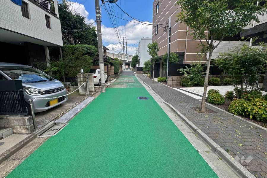 敷地北側の前面道路（西側から）