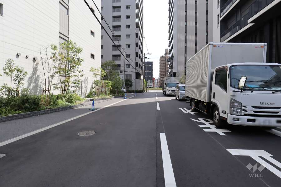 敷地西側の前面道路（北側から）