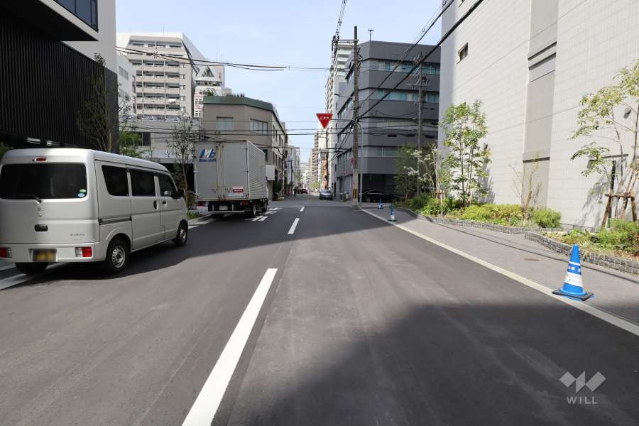 敷地西側の前面道路（南側から）
