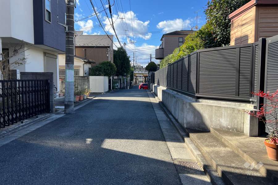 敷地の南側前面道路（東側から）