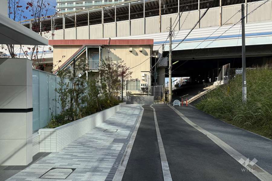 敷地の北東側前面道路（南東側から）
