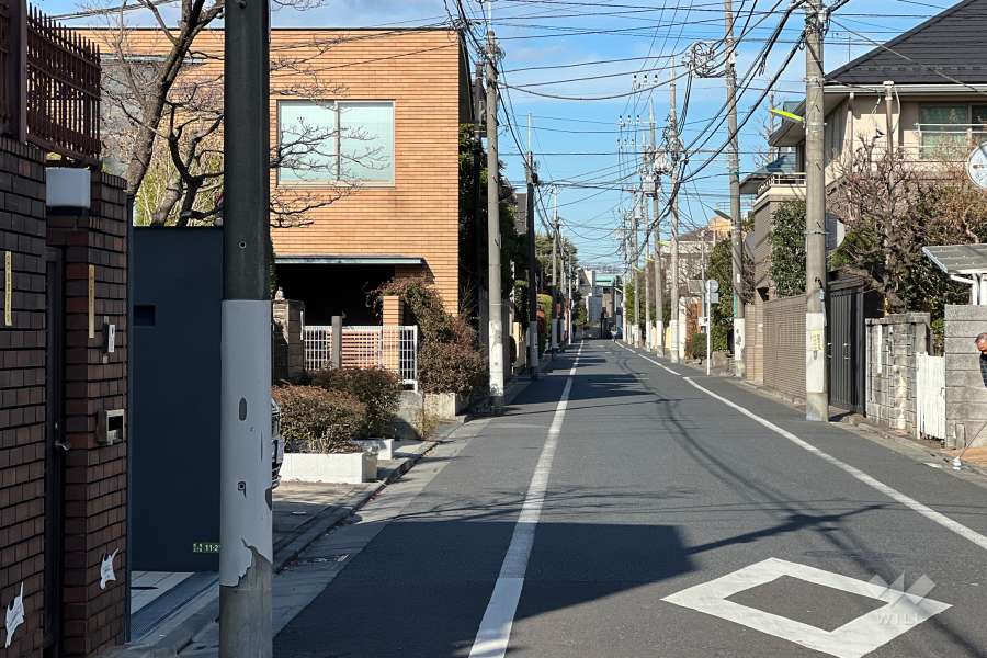 敷地北東側の前面道路（南東側から）
