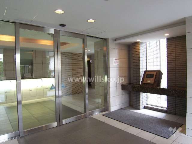 エントランスはオートロック付きです。