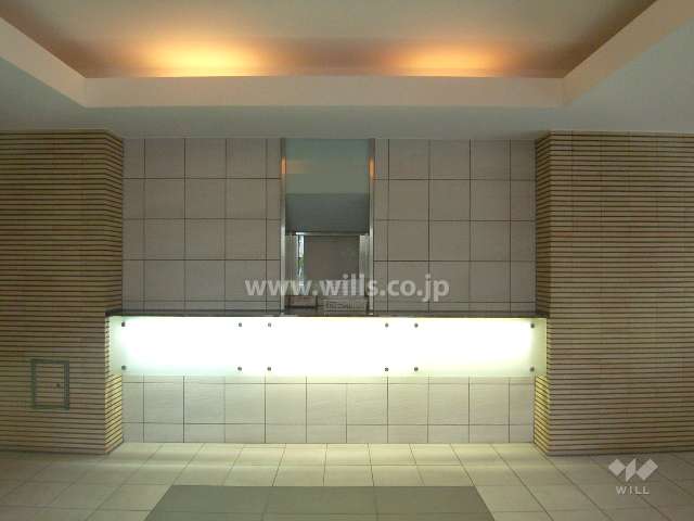 エントランスホールにある管理人室。ホールは折り上げ天井のおしゃれな空間です。