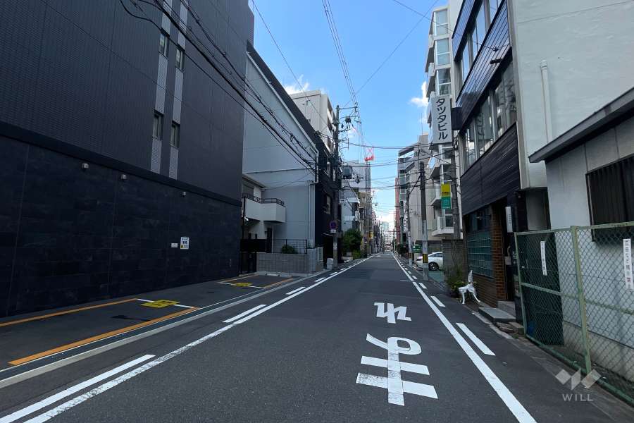 敷地南側の前面道路（西側から）
