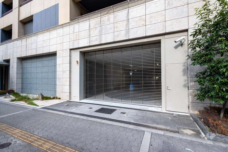 駐車場の出入り口（リングシャッター付き）