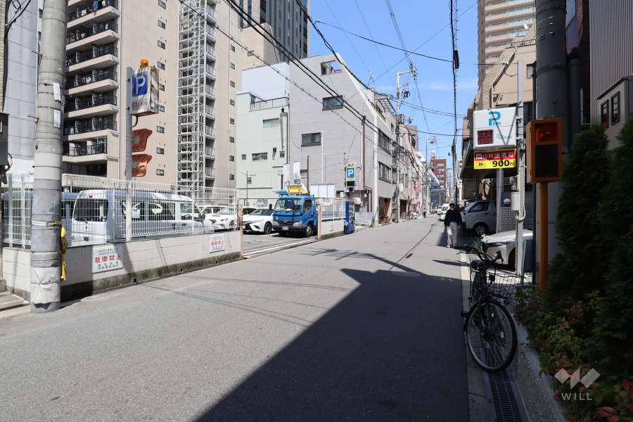 敷地西側の前面道路