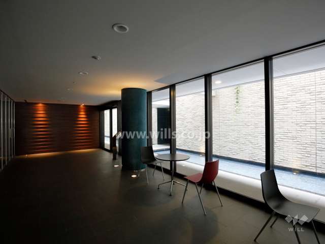 外の水盤を望む談話スペース