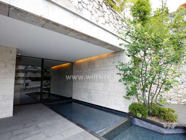 エントランス前の水盤