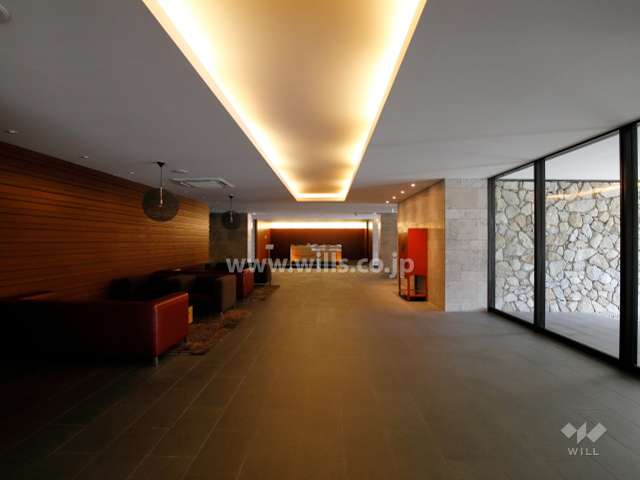 エントランスホールは折り上げ天井です。