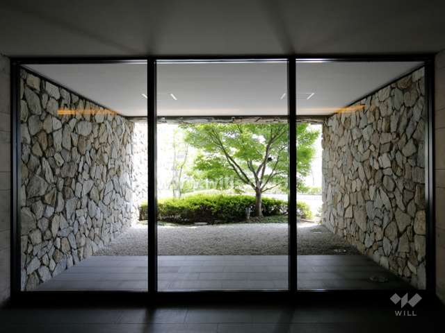 エントランスホール内から植栽スペースを望む窓