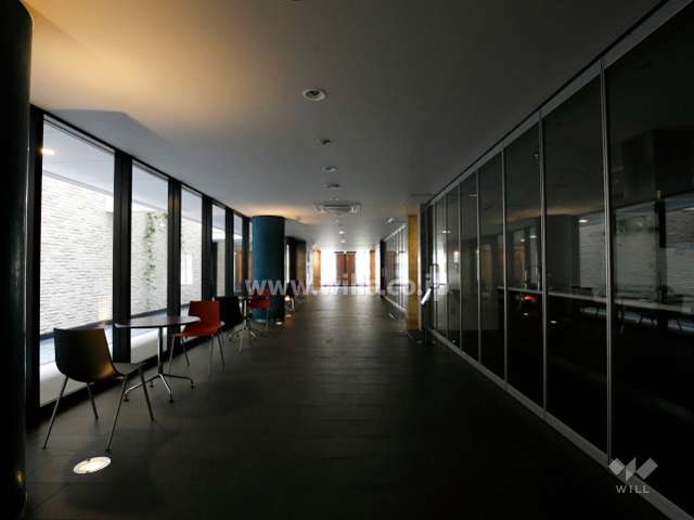 水盤に面した通路