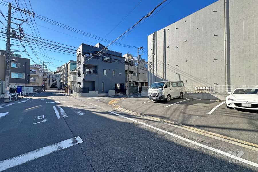 敷地の南東側前面道路（北東側から）