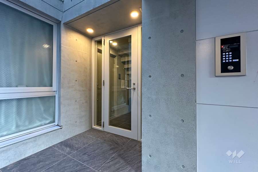 エントランスはオートロック付きです。