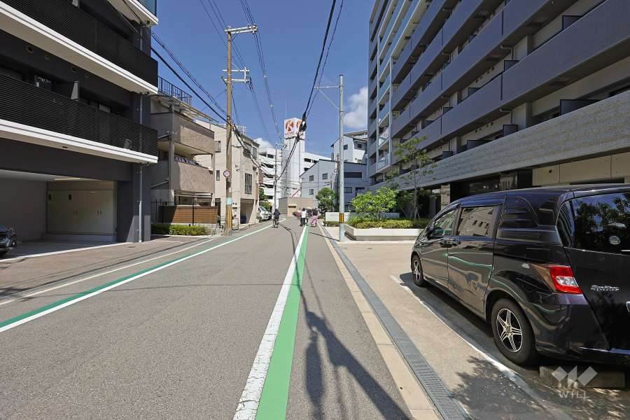 敷地西側の前面道路（南側から）
