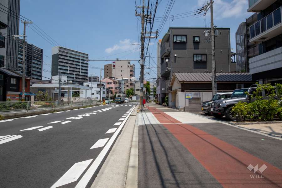 敷地東側の前面道路（北側から）