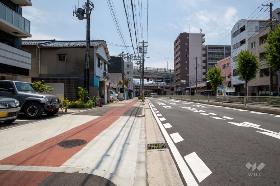 敷地東側の前面道路（南側から）
