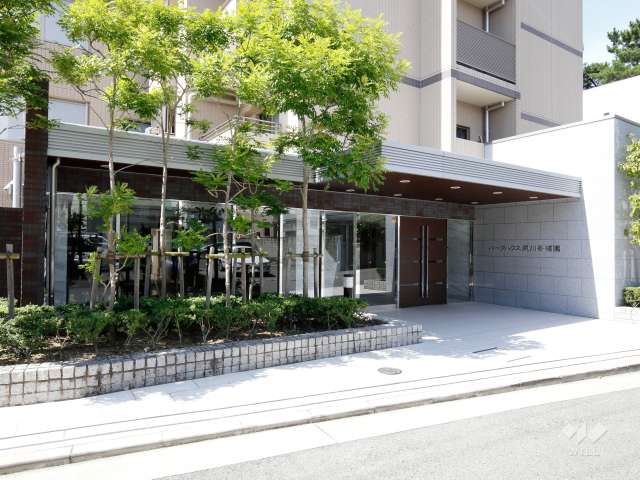 エントランス前には植栽スペースが設けられています。