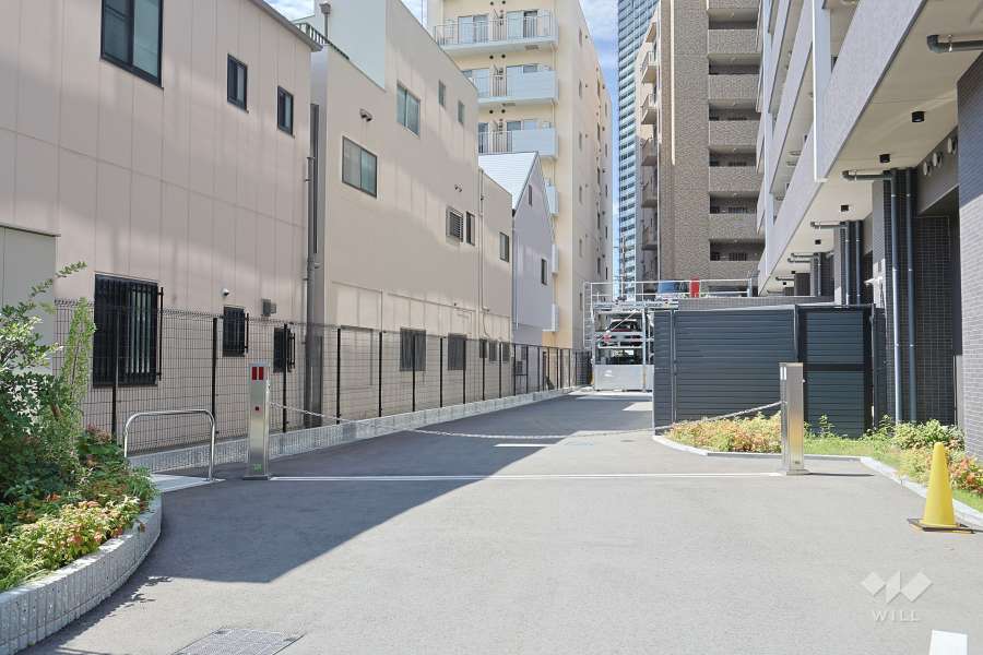 駐車場の出入り口（ロボットゲート付き）　