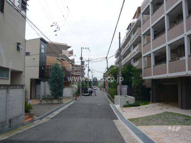 周辺は一戸建てとマンションが混在する静かな住宅地です。