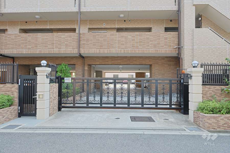 駐車場の出入り口（ゲート付き）