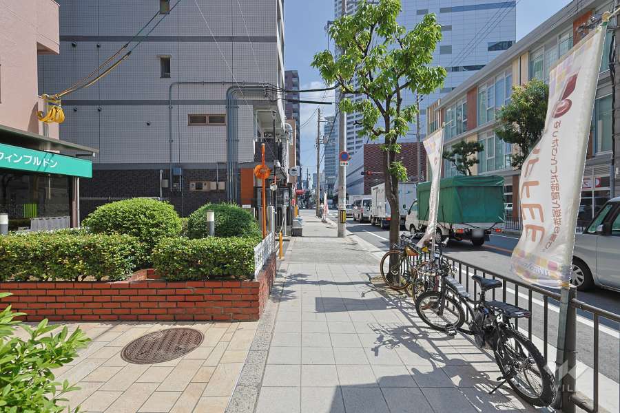 敷地南東側の前面道路（南西側から）