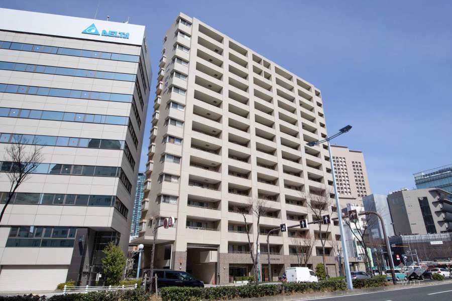 リーガル福島駅前の外観（南側から）