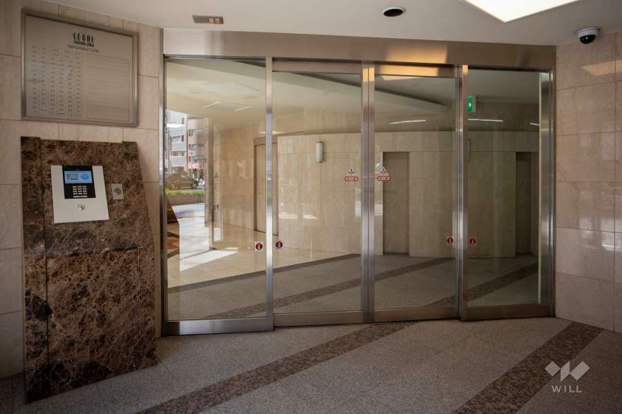 エントランスはオートロック付きです。