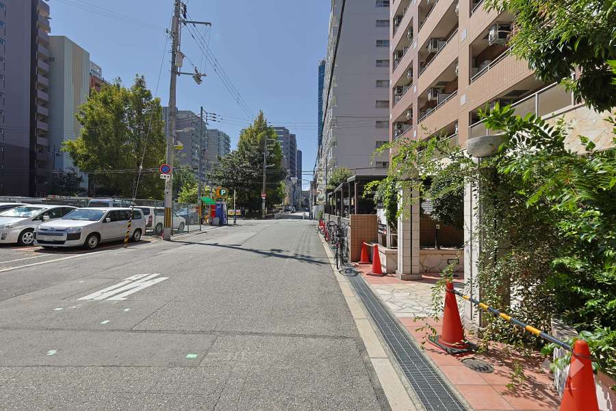 敷地南側の前面道路（東側から）