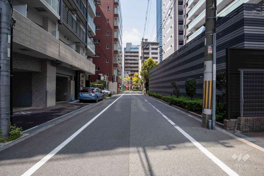 敷地南側の前面道路（東側から）