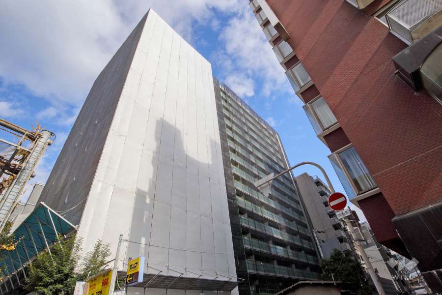 ザ・パークハウス大阪福島の外観（南東側から）※2024年12月現在大規模修繕工事中