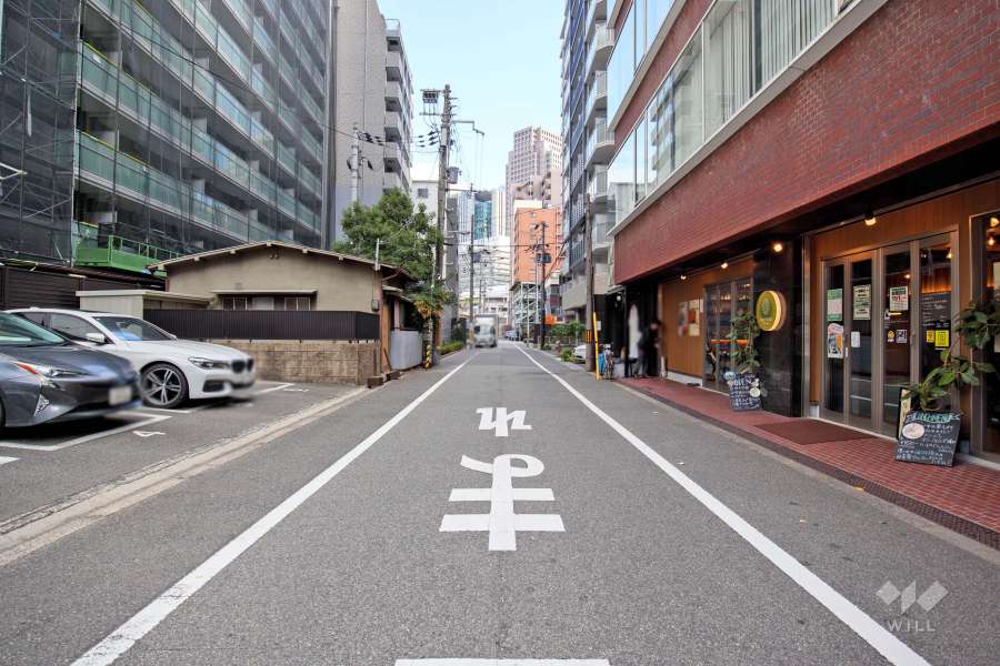 敷地東側の前面道路（南側から）