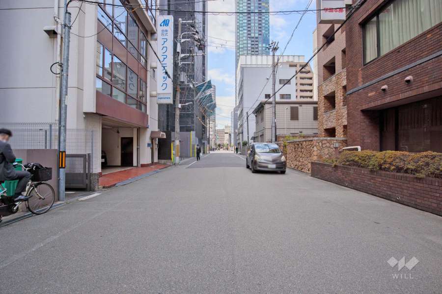 敷地西側の前面道路（北側から）