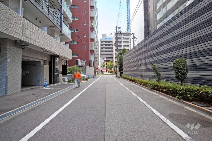 敷地東側の前面道路（北側から）