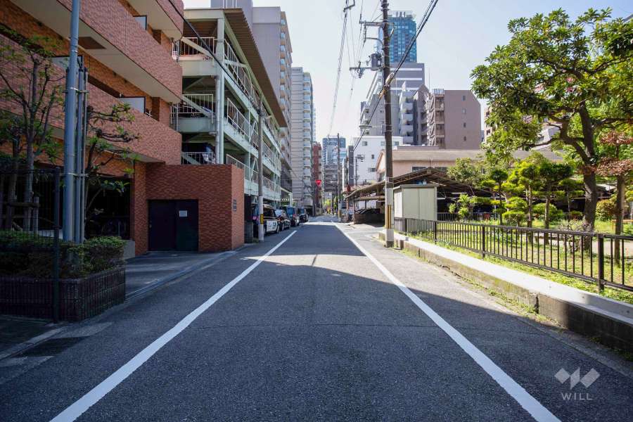 敷地北側の前面道路(東側から)